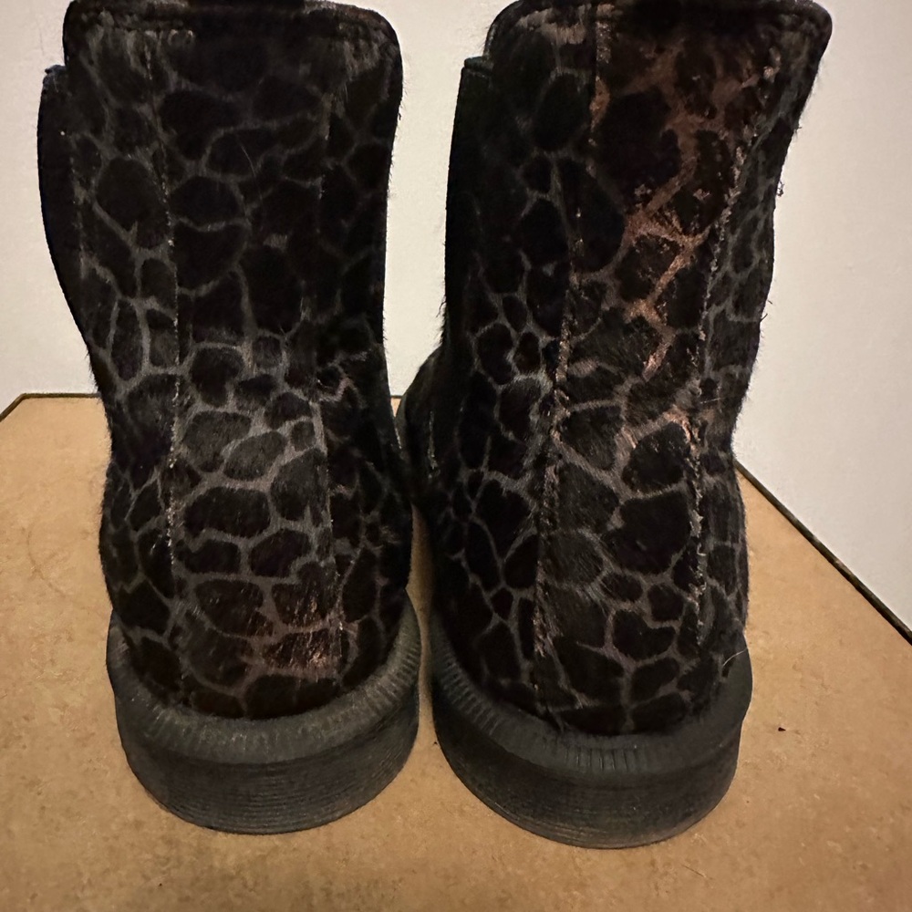 Dr. Martens Black Gray Giraffe-Print Chelsea Ankle Boots - Picture 7 of 12